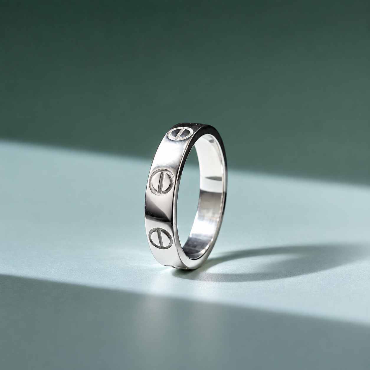 Elegant Silver Screw-Detail Ring 💍
