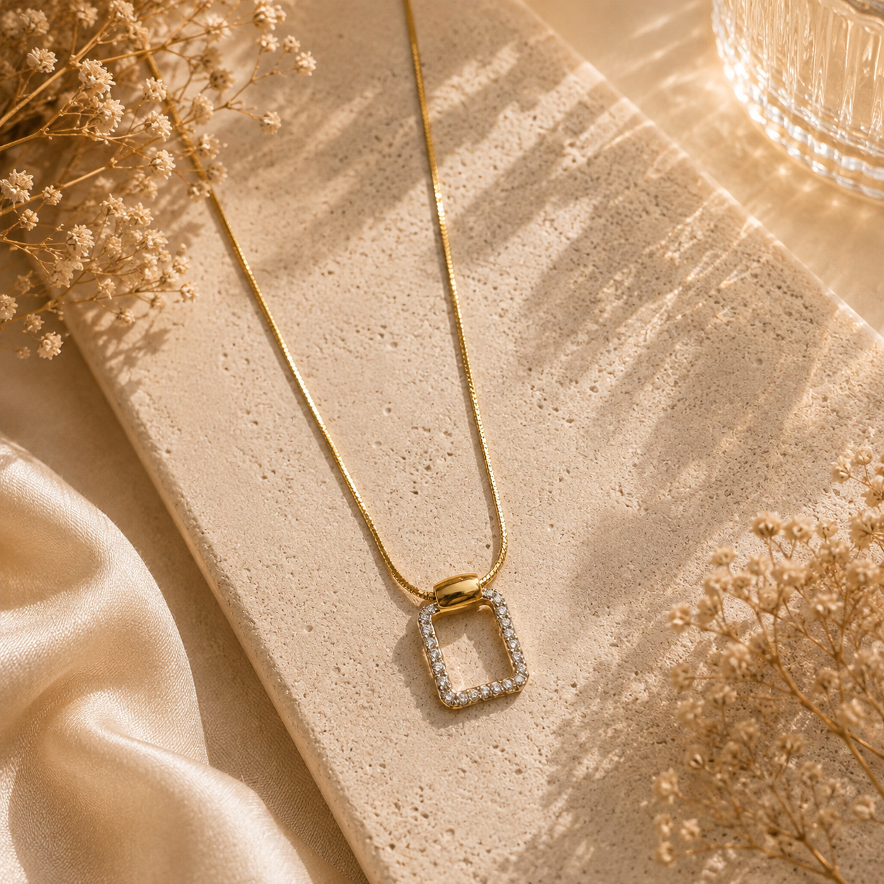 ✨ Golden Luxe Crystal Frame chain