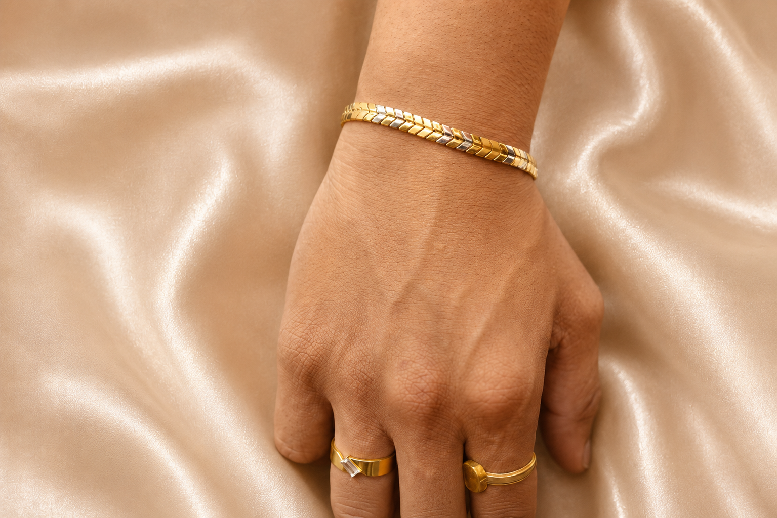 ✨ Golden Chevron Link Bracelet