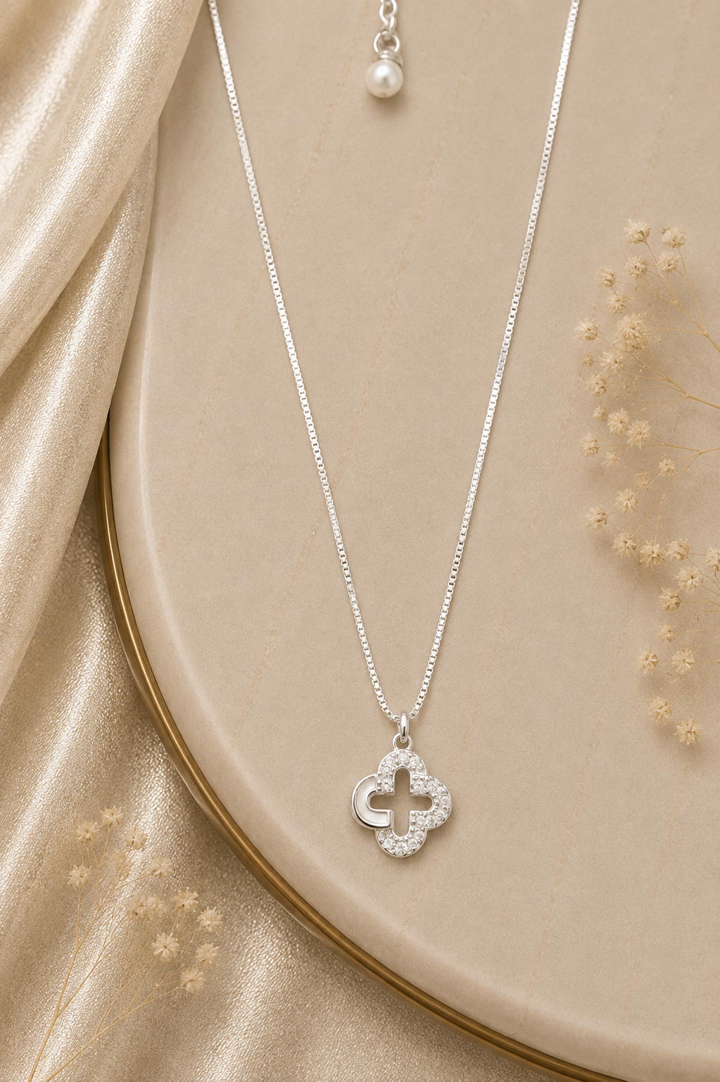 ✨ Clover Sparkle Pendant chain