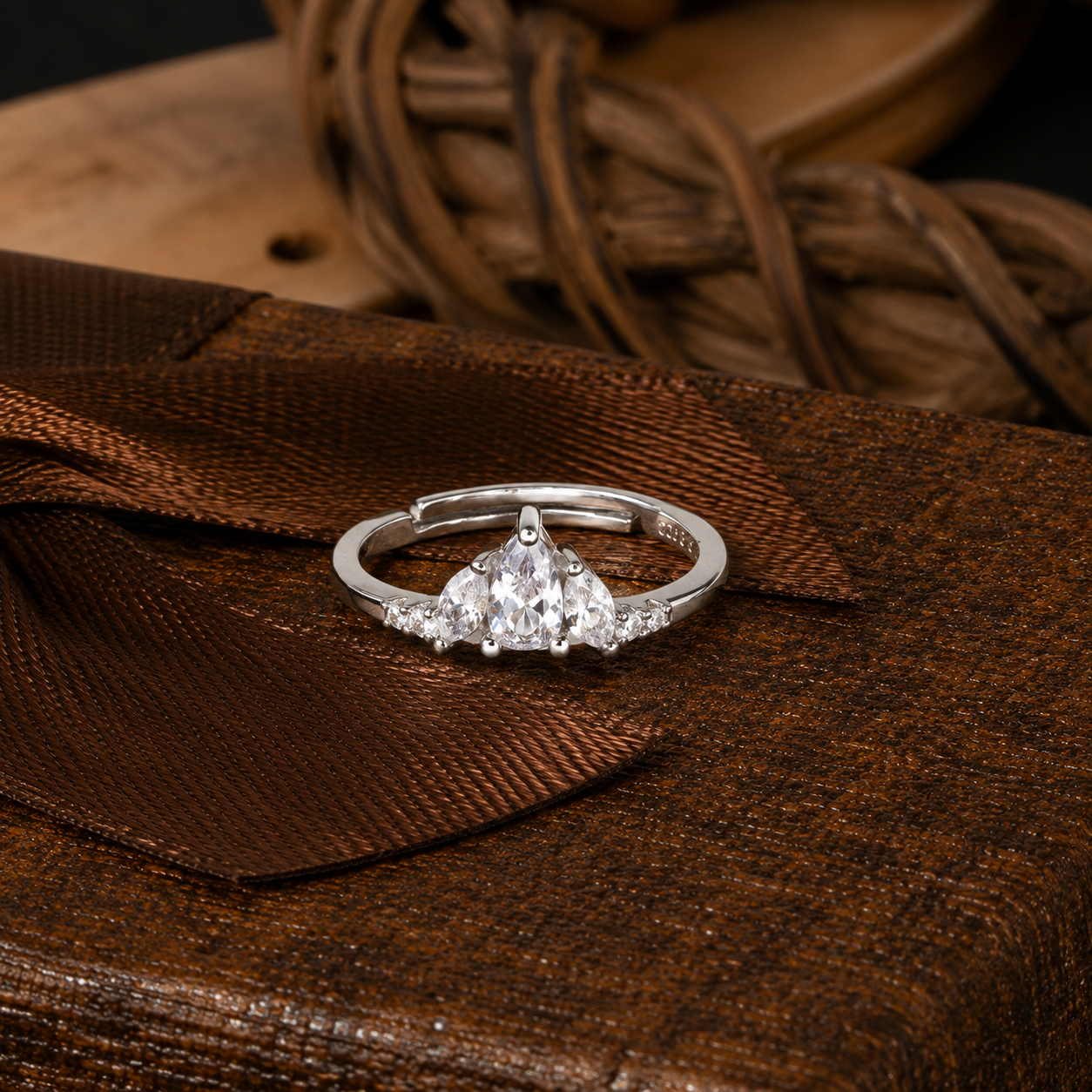 Elegant Silver Crystal Accent Ring 💍✨
